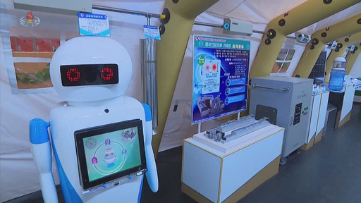 북한이 자체 개발한 방역용 로봇을 깜짝 공개했다. 조선중앙TV는 지난 23일 ''전국 방역보건부문 과학기술발표회 및 전시회'' 개최 소식을 보도하면서 ''지능방역로보트''가 출품됐다고 소개했다.    조선중앙TV 화면