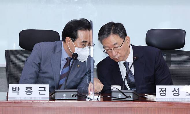 더불어민주당 박홍근 원내대표(왼쪽)과 ‘친명계 좌장’으로 불리는 정성호 의원이 대화를 나누고 있다. 연합뉴스