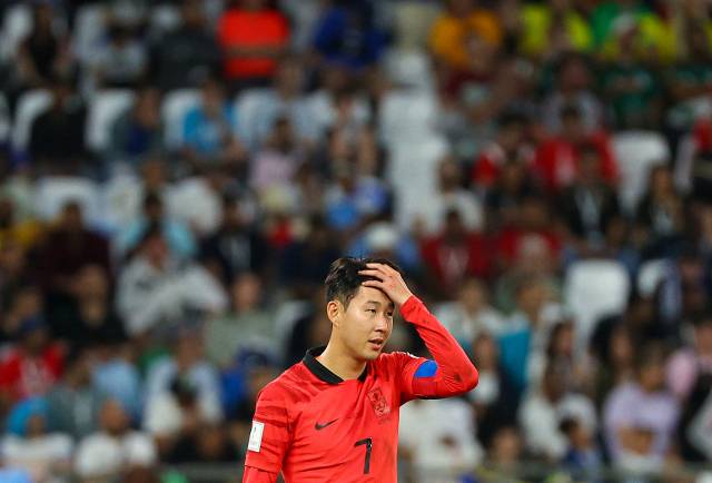 24일 오후(현지시간) 카타르 알라이얀의 에듀케이션 시티 스타디움에서 열린 2022 카타르 월드컵 조별리그 H조 1차전 대한민국과 우루과이 경기. 대표팀 주장 손흥민이 김민재가 부상으로 쓰러지자 잠시 마스크를 벗고 땀을 닦고 있다. 연합뉴스