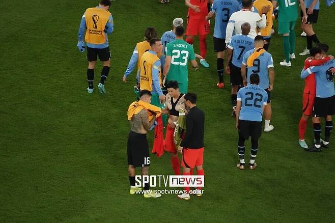 ▲ 경기 후 김민재와 나폴리 동료 올리베라가 유니폼 교환을 했다. ⓒ스포티비뉴스DB