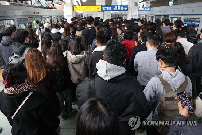 서울 1호선 신도림역에서 지하철을 기다리는 시민들 [연합뉴스 자료사진]