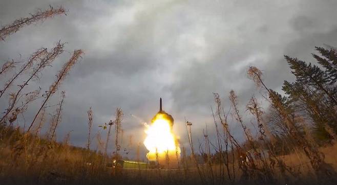 러시아 국방부가 공개한 사진에 지난달 26일(현지시간) 러시아 북서부 플레세츠크 우주 기지에서 야르스 대륙간 탄도미사일(ICBM)이 시험 발사되고 있다. (사진=뉴시스)
