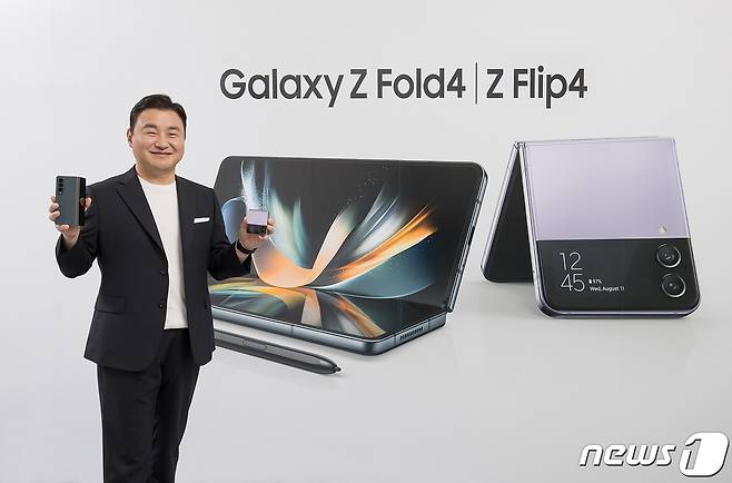 삼성전자가 10일(한국시간) '삼성 갤럭시 언팩 2022(Samsung Galaxy Unpacked 2022: Unfold Your World)'를 온라인을 통해 차세대 폴더블 스마트폰 '갤럭시 Z 플립4(Galaxy Z Flip4)'와 '갤럭시 Z 폴드4(Galaxy Z Fold4)'를 공개했다. (삼성전자 제공)