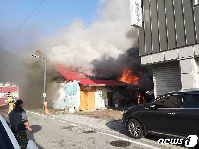 26일 오전 강원 평창 진부면 하진부리의 한 식당에서 화재가 발생해 상가 7동 중 5동이 피해를 입었다.(강원도소방본부 제공) 2022.11.26/뉴스1