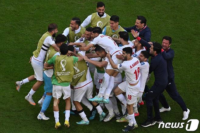 웨일스전 승리 후 기뻐하는 이란 축구대표팀. ⓒ AFP=뉴스1