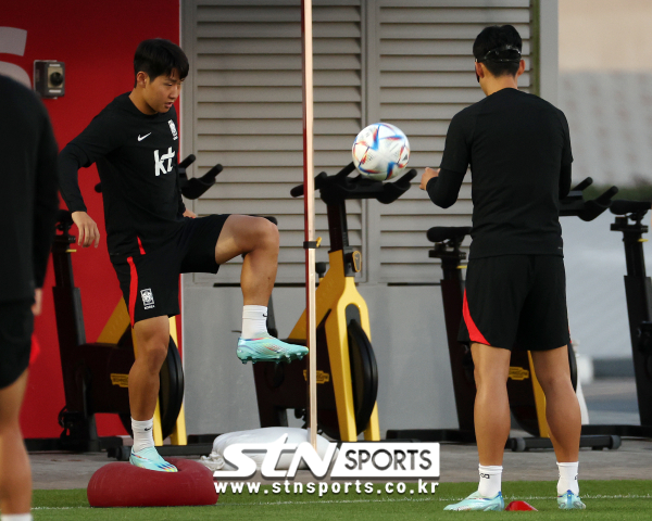 대한민국 축구대표팀 이강인이 26일(현지시간) 오후 카타르 도하 알 에글라 트레이닝센터에서 훈련을 하고 있다. 사진|뉴시스