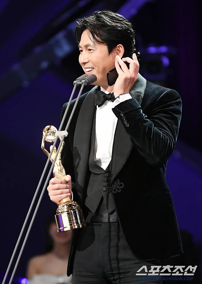 The 43rd Blue Dragon Film Awards was a pleasant feast in which the actors witty gestures and cool impressions shone brighter.At 8:30 pm on the 25th, the 43rd Blue Dragon Film Awards were held at KBS Hall, Yeouido-dong, Yeongdeungpo-gu, Seoul. Kim Hye-soo and Hyungsuk Kim have been in the MC for the Blue Dragon Film Awards for the fifth consecutive year.On this day, Lee Jung-jae was awarded as a director, not an actor. He was awarded a new directors award for his performance as his first director, Hunt.However, Lee Jung-jae, who is currently filming in the UK, was unfortunately unable to attend the awards ceremony, and Jung Woo-sung took the stage on behalf of him.Jung Woo-sung, who boasts a strong relationship with Lee Jung-jae, who is called Cheongdam couple, said, Im not nominated as a candidate, so why are my heart beating like this. Im really grateful for you.Ill tell you well, but I have good personal memories that can give my friends and colleagues a prize. I will try to call them because there will be people who want to see the parties. Suddenly I took out my cell phone from the stage and called Lee Jung-jae I tried to connect.Lee Jung-jae, who received a phone call from the UK, was surprised by Jung Woo-sungs words, Best actor? Jung Woo-sung said, Its a big oversight to call the bishop that he received the best actor award.Lee Jung-jae said, Thank you very much.Hunt was a meaningful movie for us, but we were able to confirm that it was a very meaningful movie that the audience came to the stage for five weeks, he said. Thank you to all those who loved Hunt Actor, Woo Sung Thank you. Jung Woo-sung hurriedly hung up when Lee Jung-jae tried to continue talking, and Kim Hye-soo laughed, saying, I hung up. Jung Woo-sung said, Thank you.I think the horse is getting too long. I will tell you well. He revealed the aspect of Chinchin and made the awards ceremony scene pleasant.Byun Yo-han, who received the Academy Awards for Hansan: The Rise of the Dragon, said, I really knew how to get it.So I did not prepare for the awards testimonial. It is my specialty to speak ruthlessly according to the flow of consciousness. He said, It was like a movie that many actors and staffs in Busan and Gangneung really shot like a war two years ago.I would rather go back to the army once more, he said. I had such a great affection for the work and I enjoyed it a lot. The acting is so fun and fun.I hope that Byun Yo-han will be more refined as a personality. I want to be an actor even if I am born again. Kim Hye-soo said, Why is this award so good? I felt so sincere and it was a wonderful feeling. Oh Na-ra, who won the Best Actress trophy for Genre Romance, was surprised, saying, I came here unexpectedly. I was invited to the Blue Dragon for the first time, and I think its ridiculous that its an award. I have to wake up.He believed in Joe Eun-jis desperation and worked on his work until he was shaved. He said, There was a question mark until the end of the movie.I realized that I was filled with good people in the space I emptied and put down, he said.I am so grateful that I have been able to put my name on the history of Blue Dragon. I will fill it with good people in the process of emptying it.Kim Do-hoon, who informed us that property is not a material but a person, loves you so much and thank you. He expressed his affection by referring to his boyfriend Kim Do-hoon, a professor from the musical actor who has been in love for 22 years.Kim Shin-Youngs testimony on behalf of Park Chan-wook, who won the Best Director Award for Breaking Up, made a stir.Kim Shin-Young, who was nominated for Park Chan-wooks PICK filming in Los Angeles, said, Honestly, its a dream just to be here.When people live, it seems that the most difficult and scary thing is fighting prejudice and prejudice.  I myself say, Comedian is a movie?Park Chan-wook, Park Chan-wook, who believed in me and supported me, saying, I was the first to think that I was more prejudiced than myself and that I was standing in front of me like a shield to peoples prejudices.Tang Weis lovely and cute testimony, which won the Best Actress Award, made the audience smile.Tang Wei, who was nominated for Best Actress Award at the 32nd Blue Dragon Film Awards through his first Korean film Manchu, won the Blue Dragon Film Award for Best Actress in 11 years.Tang Wei, who lifted the trophy, said, This is so good. Thank you for the Blue Dragon movie. A person with a job called Actor lives a lifetime waiting for a good scenario, a good character.Sometimes I wait a few months, a few years, and even a few decades. I feel very lucky to have met someone named Song Seo-rae. Thank you so much for joining us.Mom, Dad, if you can hear me now, please turn off your cell phone. Protect your eyes so you can see many works I will shoot in the future.Do not look at your cell phone a lot, please protect your eyes. He also thanked Park Chan-wook for his generosity and bowed his head at 90 degrees to thank you.Meanwhile, the 43rd Blue Dragon Film Awards selected Korean films released from October 15, 2021 to October 30, 2022, reflecting the results of expert group voting and netizen voting.