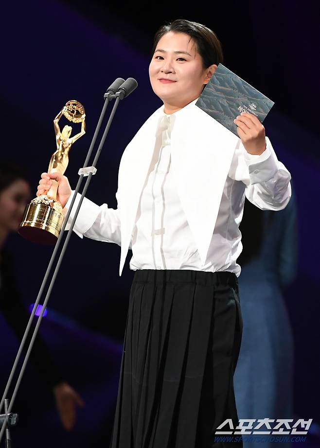 The 43rd Blue Dragon Film Awards was a pleasant feast in which the actors witty gestures and cool impressions shone brighter.At 8:30 pm on the 25th, the 43rd Blue Dragon Film Awards were held at KBS Hall, Yeouido-dong, Yeongdeungpo-gu, Seoul. Kim Hye-soo and Hyungsuk Kim have been in the MC for the Blue Dragon Film Awards for the fifth consecutive year.On this day, Lee Jung-jae was awarded as a director, not an actor. He was awarded a new directors award for his performance as his first director, Hunt.However, Lee Jung-jae, who is currently filming in the UK, was unfortunately unable to attend the awards ceremony, and Jung Woo-sung took the stage on behalf of him.Jung Woo-sung, who boasts a strong relationship with Lee Jung-jae, who is called Cheongdam couple, said, Im not nominated as a candidate, so why are my heart beating like this. Im really grateful for you.Ill tell you well, but I have good personal memories that can give my friends and colleagues a prize. I will try to call them because there will be people who want to see the parties. Suddenly I took out my cell phone from the stage and called Lee Jung-jae I tried to connect.Lee Jung-jae, who received a phone call from the UK, was surprised by Jung Woo-sungs words, Best actor? Jung Woo-sung said, Its a big oversight to call the bishop that he received the best actor award.Lee Jung-jae said, Thank you very much.Hunt was a meaningful movie for us, but we were able to confirm that it was a very meaningful movie that the audience came to the stage for five weeks, he said. Thank you to all those who loved Hunt Actor, Woo Sung Thank you. Jung Woo-sung hurriedly hung up when Lee Jung-jae tried to continue talking, and Kim Hye-soo laughed, saying, I hung up. Jung Woo-sung said, Thank you.I think the horse is getting too long. I will tell you well. He revealed the aspect of Chinchin and made the awards ceremony scene pleasant.Byun Yo-han, who received the Academy Awards for Hansan: The Rise of the Dragon, said, I really knew how to get it.So I did not prepare for the awards testimonial. It is my specialty to speak ruthlessly according to the flow of consciousness. He said, It was like a movie that many actors and staffs in Busan and Gangneung really shot like a war two years ago.I would rather go back to the army once more, he said. I had such a great affection for the work and I enjoyed it a lot. The acting is so fun and fun.I hope that Byun Yo-han will be more refined as a personality. I want to be an actor even if I am born again. Kim Hye-soo said, Why is this award so good? I felt so sincere and it was a wonderful feeling. Oh Na-ra, who won the Best Actress trophy for Genre Romance, was surprised, saying, I came here unexpectedly. I was invited to the Blue Dragon for the first time, and I think its ridiculous that its an award. I have to wake up.He believed in Joe Eun-jis desperation and worked on his work until he was shaved. He said, There was a question mark until the end of the movie.I realized that I was filled with good people in the space I emptied and put down, he said.I am so grateful that I have been able to put my name on the history of Blue Dragon. I will fill it with good people in the process of emptying it.Kim Do-hoon, who informed us that property is not a material but a person, loves you so much and thank you. He expressed his affection by referring to his boyfriend Kim Do-hoon, a professor from the musical actor who has been in love for 22 years.Kim Shin-Youngs testimony on behalf of Park Chan-wook, who won the Best Director Award for Breaking Up, made a stir.Kim Shin-Young, who was nominated for Park Chan-wooks PICK filming in Los Angeles, said, Honestly, its a dream just to be here.When people live, it seems that the most difficult and scary thing is fighting prejudice and prejudice.  I myself say, Comedian is a movie?Park Chan-wook, Park Chan-wook, who believed in me and supported me, saying, I was the first to think that I was more prejudiced than myself and that I was standing in front of me like a shield to peoples prejudices.Tang Weis lovely and cute testimony, which won the Best Actress Award, made the audience smile.Tang Wei, who was nominated for Best Actress Award at the 32nd Blue Dragon Film Awards through his first Korean film Manchu, won the Blue Dragon Film Award for Best Actress in 11 years.Tang Wei, who lifted the trophy, said, This is so good. Thank you for the Blue Dragon movie. A person with a job called Actor lives a lifetime waiting for a good scenario, a good character.Sometimes I wait a few months, a few years, and even a few decades. I feel very lucky to have met someone named Song Seo-rae. Thank you so much for joining us.Mom, Dad, if you can hear me now, please turn off your cell phone. Protect your eyes so you can see many works I will shoot in the future.Do not look at your cell phone a lot, please protect your eyes. He also thanked Park Chan-wook for his generosity and bowed his head at 90 degrees to thank you.Meanwhile, the 43rd Blue Dragon Film Awards selected Korean films released from October 15, 2021 to October 30, 2022, reflecting the results of expert group voting and netizen voting.