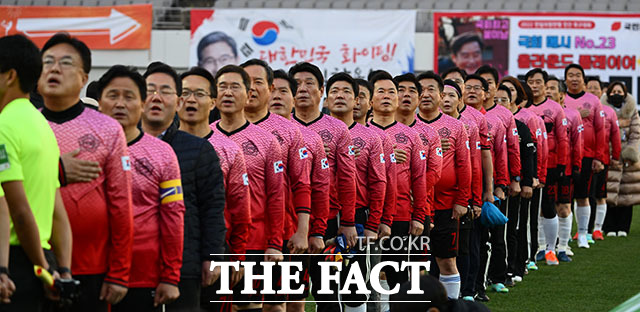 애국가 부르는 한국의 국회의원 선수단.