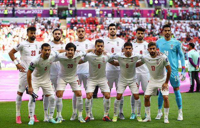 이란 축구 국가대표팀 선수들이 웨일스와의 경기 시작 전 단체 사진을 찍고 있다. /로이터 뉴스1