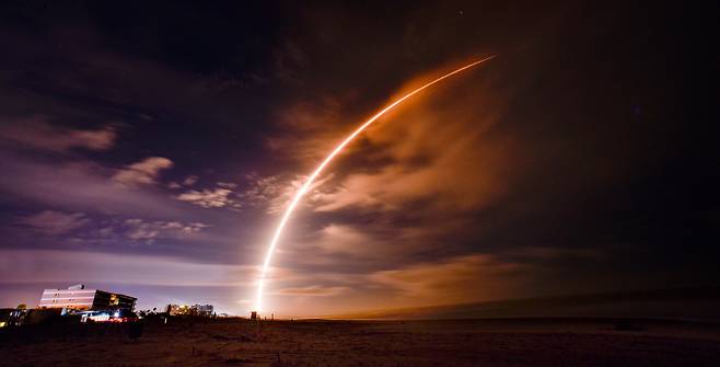 22일 미국 케이프커내버럴 연방 우주군 기지에서 발사되는 스페이스X 팰컨 9 로켓을 플로리다주 코코아 비치에서 바라본 모습. /연합뉴스