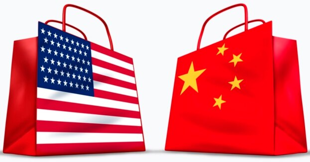 미국과 중국 국기를 쇼핑백에 적용시킨 이미지 컷.