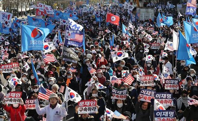 집회 참가자들이 26일 오후 서울 종로구 세종대로 동화면세점 앞에서 '자유통일 주사파 척결 국민대회'를 하고 있다.ⓒ뉴시스