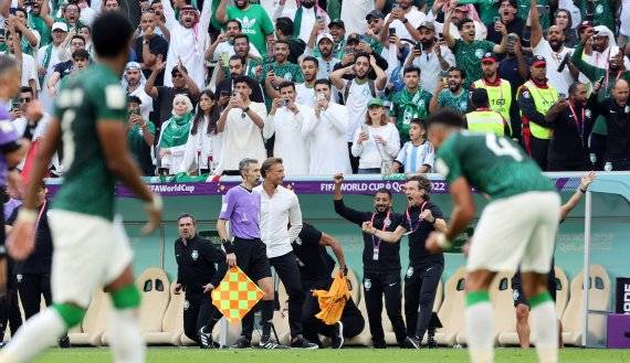 에르베 르나르 사우디아라비아 감독과 코칭스태프 등이 22일 오후(현지시간) 카타르 루사일 스타디움에서 열린 2022 카타르 월드컵 조별리그 C조 1차전 아르헨티나와 사우디아라비아의 경기에서 2대1 역전승을 거둔 뒤 환호하고 있다. /사진=뉴스1