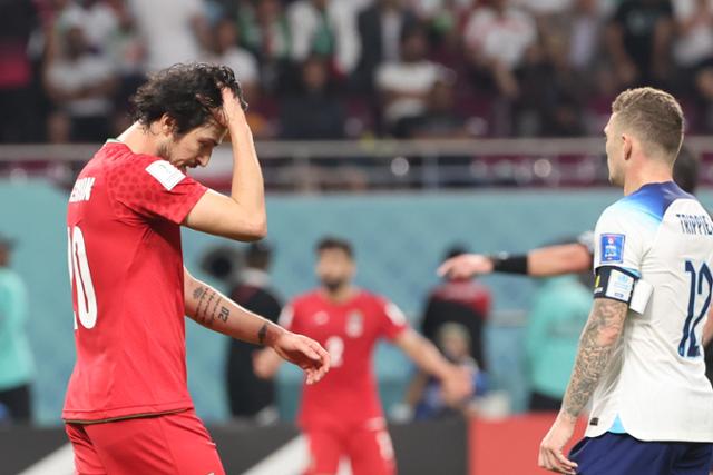 이란의 사르다르 아즈문이 21일(현지시간) 카타르 도하의 칼리파 인터내셔널 스타디움에서 열린 2022 카타르 월드컵 조별리그 B조 1차전 잉글랜드와의 경기에서 득점 기회를 놓친 뒤 아쉬워하고 있다. 도하=연합뉴스