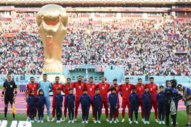 이란 축구 국가대표팀 선수들이 21일(현지시간) 카타르 도하의 칼리파 인터내셔널 스타디움에서 열린 2022 카타르 월드컵 조별리그 B조 잉글랜드와의 경기 전에 이란 국가가 나오자 제창하지 않은 채 서 있다. 도하 신화=연합뉴스
