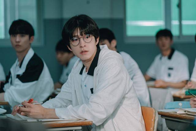 최근 공개된 OTT 시리즈 '약한 영웅 클래스1'에서 범석은 가정 폭력을 휘두르는 아버지를 피해 종종 좁은 창고에 숨는다. 홍경은 "대본으로 범석이를 봤을 때 처음부터 마음이 무거웠다"며 "모든 장면을 전력투구해 찍었고 그렇게 힘들어할 때 감독님이 항상 촬영장에서 말없이 손을 잡아줘 함께 걷는 기분이었다"고 말했다. 웨이브 제공