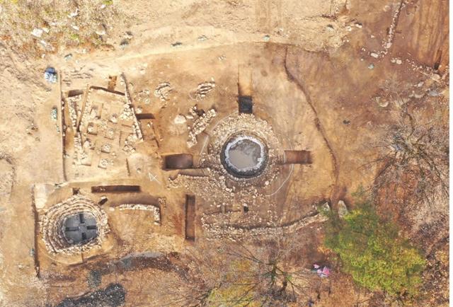 파사성 9차 발굴에서 집수지와 건물지, 유구 등이 노출된 모습. 한성문화재연구원 제공