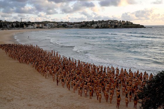 호주 시드니 본다이 해변에서 피부암 정기 검진을 촉구하기 위해 2500명이 단체로 누드 촬영을 진행했다. AFP=연합뉴스