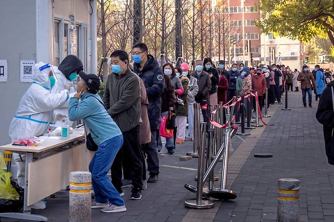 중국 베이징의 한 선별진료소에서 지난 15일 시민들이 코로나19 검사를 받기 위해 줄을 서 있다. 베이징|AP연합뉴스
