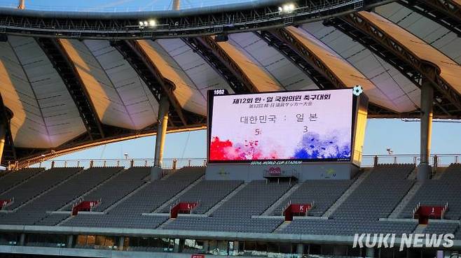 경기 종료 후 서울 월드컵 경기장 전광판.   사진=황인성 기자