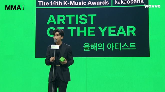 2022 멜론뮤직어워드에서 대상 트로피 2개를 손에 쥔 가수 임영웅. 웨이브 캡처