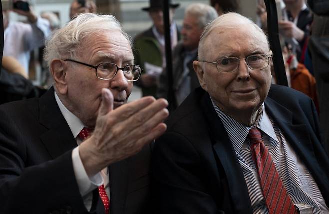 워런 버핏 버크셔 해서웨이 회장과 찰리 멍거 버크셔 해서웨이 부회장/AFPBBNews=뉴스1