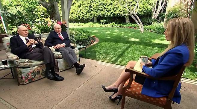 2021년 미국 CNBC의 워런 버핏과 찰리 멍거 인터뷰 장면/사진=유튜브 캡쳐