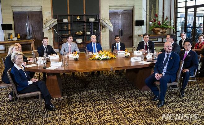 [발리=AP/뉴시스]16일 오전 인도네시아 발리에서 조 바이든 미국 대통령(가운데)이 북대서양조약기구(NATO·나토), 주요 7개국(G7) 정상들을 소집해 러시아제 추정 미사일이 폴란드를 타격한 데 대한 긴급 회의를 열었다. 왼쪽부터 우르줄라 폰데어라이엔 유럽연합(EU) 집행위원장, 조르자 멜로니 이탈리아 총리, 올라프 숄츠 독일 총리, 에마뉘엘 마크롱 프랑스 대통령, 쥐스텡 트뤼도 캐나다 총리, 바이든 대통령, 리시 수낵 영국 총리, 페드로 산체스 스페인 총리, 마르크 뤼터 네덜란드 총리, 기시다 후미오 일본 총리, 샤를 미셸 EU 이사회 상임의장이다. 2022.11.16.
