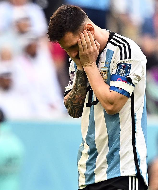 아르헨티나의 리오넬 메시가 22일 카타르 루사일 스타디움에서 열린 2022 카타르 월드컵 조별리그 C조 1차전 아르헨티나와 사우디아라비아의 경기에서 골 찬스를 놓친 뒤 얼굴을 감싸며 좌절하고 있다. 루사일=EPA연합뉴스
