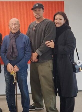 Actor So Ji-Sub and broadcaster Joe Is have been spotted out together for the first time since the marriage.Elder painter bak seo-bo released several photos taken together on his SNS, saying that So Ji-sub and Joe is had a docent tour at his exhibition.In the photo, Joe is shown with a makeup-free bare face, while So Ji-sub looked cosy in a beard and cap - no 17-year age difference was felt at all.In another photo, Joe is attracted to So Ji-subs Femme aux Bras Croisés.The two became acquainted with the interview in February 2018 when they appeared in the movie Full Night Entertainment to promote the movie Im Going to Meet You Now.The two, who announced the marriage in about two years, replaced the marriage ceremony in April 2020 by donating 50 million won through Good Neighbors in consideration of the spread of the COVID-19 virus.