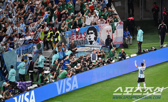 27일 오전(한국시간) 아르헨티나와 멕시코가 카타르 루사일 스타디움에서 경기를 펼쳤다. 메시가 후반 선취골을 성공시켰다. 팬들과 함께 환호하는 메시. 도하(카타르)=송정헌 기자songs@sportschosun.com/2022.11.27/