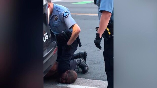 조지 플로이드 사망 당일 경찰이 플로이드의 목을 무릎으로 누르고 있는 모습.