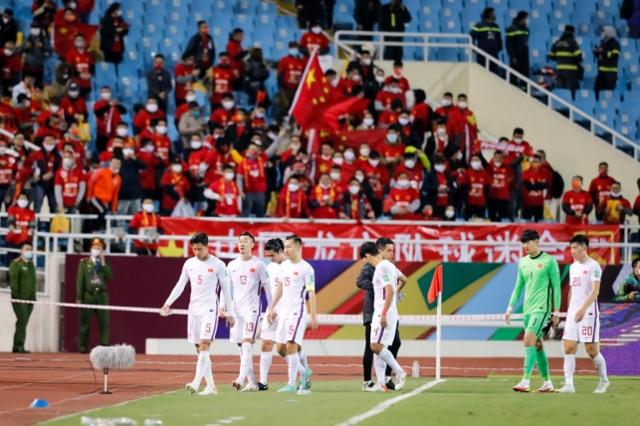 2월 중국 남자축구 대표팀이 베트남과의 카타르 월드컵 최종예선에서 1대 3의 충격적인 패배를 당한 뒤 고개를 숙인 채 경기장을 빠져나가고 있다. 중국 즈보바 화면 캡처