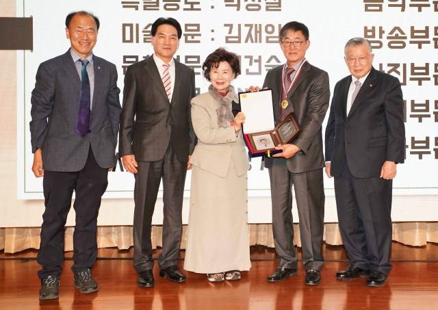 곽경근 쿠키뉴스 대기자(오른쪽 두번째)가 25일 김소엽 한국기독교문화예술총연합회장(가운데)에게 '2022 대한민국 기독예술 대상'(사진예술 부문) 받고 있다.