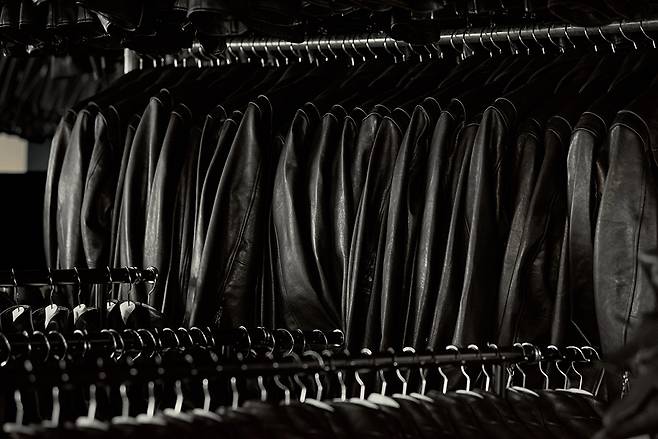 도프제이슨 생산공장에 진열돼 있는 가죽 재킷. [무신사 제공]