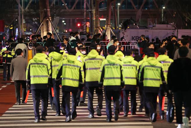 2022 카타르 월드컵 우루과이전이 열린 지난 24일 오후 서울 종로구 광화문광장 육조마당에서 경찰들이 순찰하고 있다. [연합]