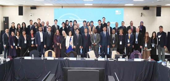 지난 26일 열린 제9차 유네스코 세계기록유산 아시아·태평양 지역위원회 총회참석자들이 기념사진을 찍고 있다 (안동시 제공)