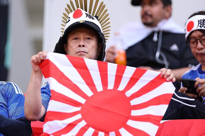 ▲ 일본 팬이 제국주의의 상징인 욱일기를 코스타리카전에 펼쳐 보였다. ⓒ연합뉴스