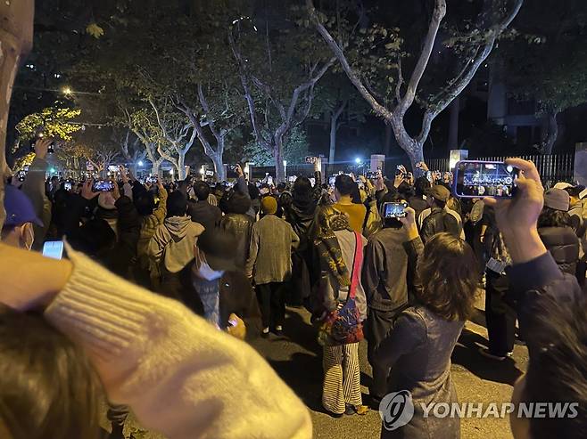 중국 상하이 코로나 방역 항의 시위  (상하이 AP=연합뉴스) 지난 26일 밤 중국 상하이의 우루무치중루에서 코로나19 방역 정책과 최근 신장 우루무치에서 벌어진 화재 참사에 항의하는 시위가 벌어졌다.