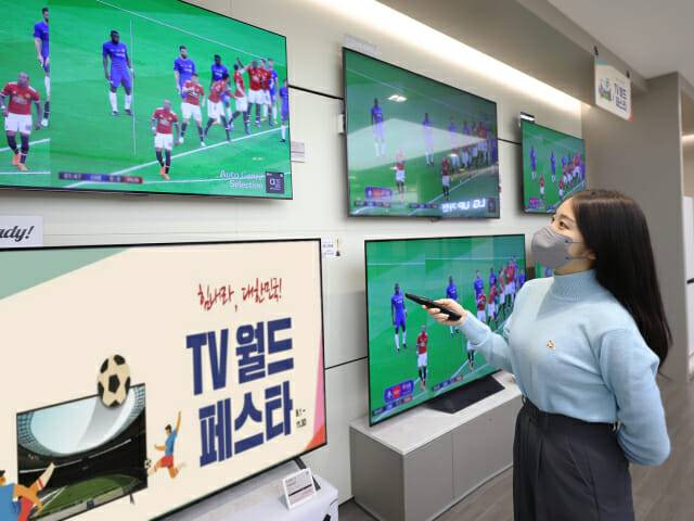 롯데하이마트 매장에서 모델이 TV를 보고 있다. (사진=롯데하이마트)