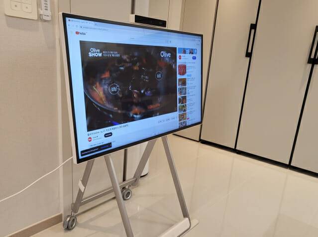 윈퀵을 주방으로 옮겨서 사용할 경우에는 레시피 영상을 보며 양손으로 자유롭게 요리할 수 있었다. (사진=지디넷코리아)