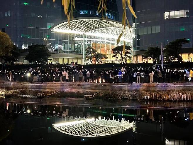 27일 밤 중국 베이징 차오양구 량마허 부근에서 당국의 봉쇄 정책에 대한 항의 시위가 벌어지고 있다. 위챗 갈무리