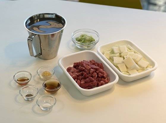 소고기 뭇국의 재료. 사진 이정웅