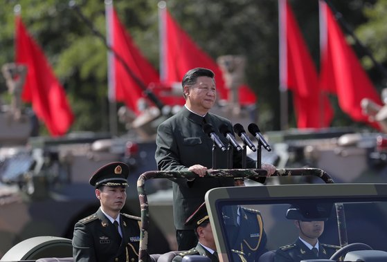 지난 2017년 6월 30일 시진핑 중국 국가주석이 홍콩반환 20주년을 앞두고 홍콩을 방문해 인민해방군 홍콩 주둔군 부대를 사열하고 있다. [AP=연합뉴스]