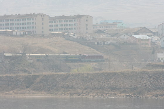 지난 2018년 4월 중국 지린성 지안역을 출발한 국제열차가 만포철교를 건너 북한 자강도 만포시로 들어서고 있다. 이 철교로 2010년 김정일 국방위원장이 중국을 방문했다. 신경진 기자