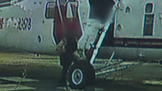 지난 27일 오전 9시 32분쯤 강원도 속초시 임차헬기 계류장에서 여성 2명이 헬기에 탑승하는 장면(CCTV 화면)