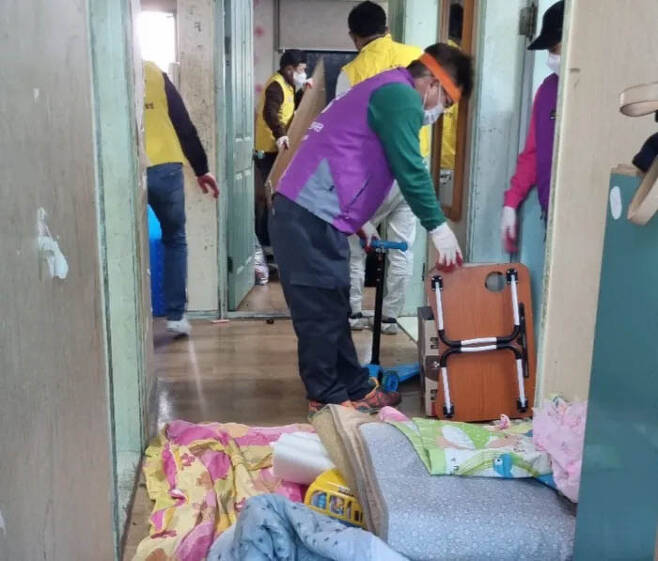 광주 광산구 주민들이 엄마의 암으로 집에 남겨진 5남매를 위해 낡은 집을 고치고 정리하고 있다. 광주 광산구 제공