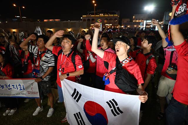 27일(현지시간) 가나와의 두번째 조별리그 예선 경기를 앞두고 대한민국 붉은악마 응원단이 현지교민들과 카타르 도하 전통시장인 수크와키프 인근 한국홍보관에서 열띤 응원전을 펼치고 있다. 최현규 기자