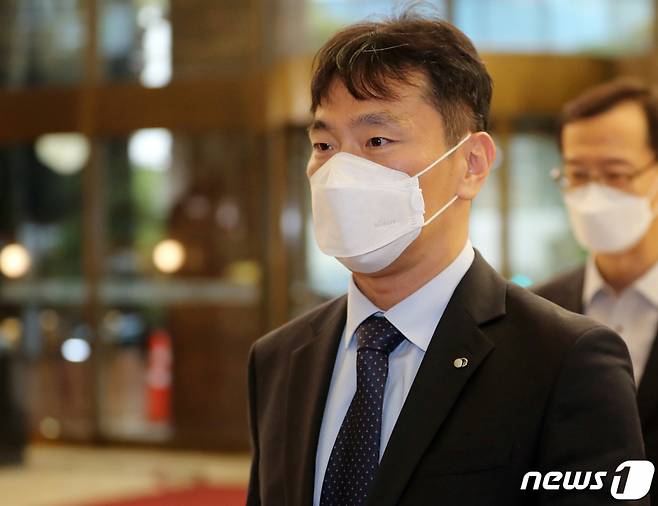 (서울=뉴스1) 김진환 기자 = 이복현 금융감독원장이 14일 오전 서울 중구 은행회관 뱅커스클럽에서 예정된 8개 은행지주(KB·신한·하나·우리·농협·BNK·DGB·JB) 이사회 의장들과 오찬 간담회에 참석하고 있다. 2022.11.14/뉴스1 Copyright (C) 뉴스1. All rights reserved. 무단 전재 및 재배포 금지.